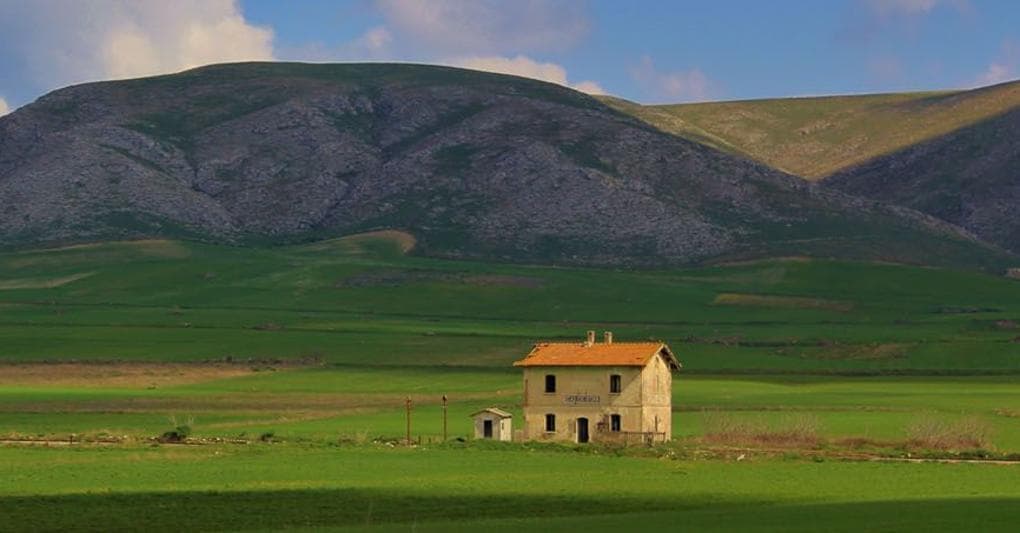 L’edificio della vecchia stazione ferroviaria di Calderoni, lungo la tratta (oggi in disuso) da San Nicola di Melfi (Potenza) a Gioia del Colle (Bari): era stata inaugurata nel 1891 