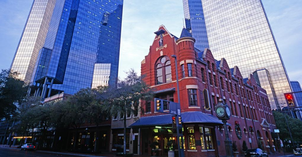 Il boom  del Texas. Il centro di Fort Worth, una delle città più importanti del Texas. Louis Vuitton ha roganizzato un evento speciale al Perot Museum of Nature and Science di Dallas. Brunello Cucinelli ha lanciato in ottobre la capsule “Muse of the west” nel vicino Road Runner Ranch 