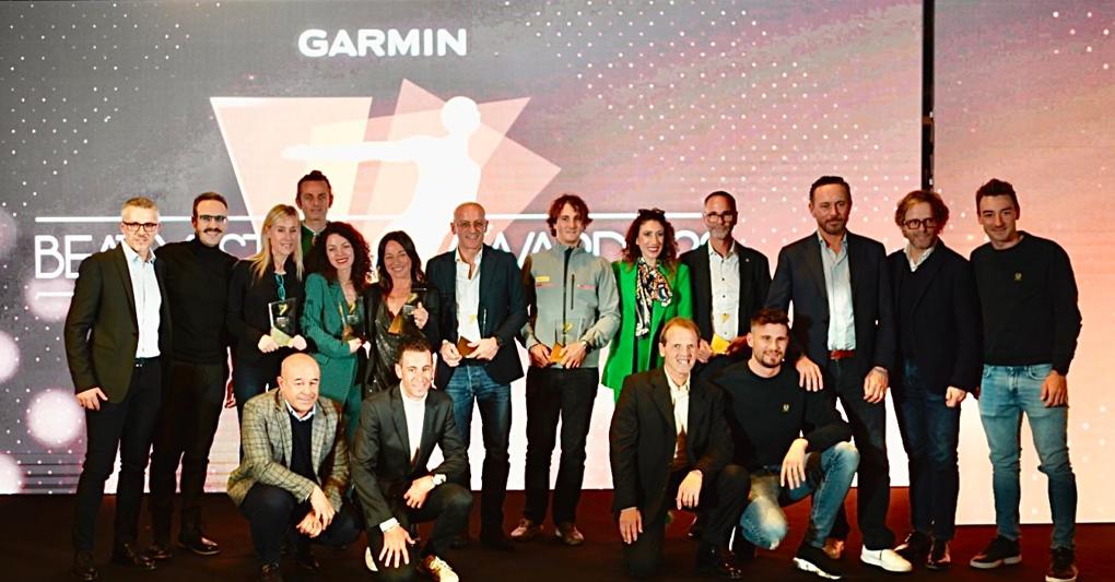 Foto di gruppo che raccoglie sul palco i premiati, gli sportivi che hanno consegnato i Garmin Beat Yesterday Awards e Stefano Viganò, ad di Garmin Italia (il secondo da destra).  