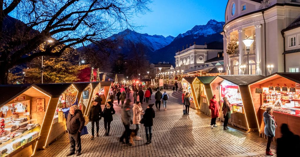  I mercatini di Natale a Merano, nella passeggiata lungo il Passirio. Quest'anno sono stati aperti il 26 novembre e dureranno fino al 6 gennaio 2023. Le giornate sono caratterizzate da varie iniziative, fra cui concerti  e laboratori: tutto il programma su www.mercatini.merano.eu  