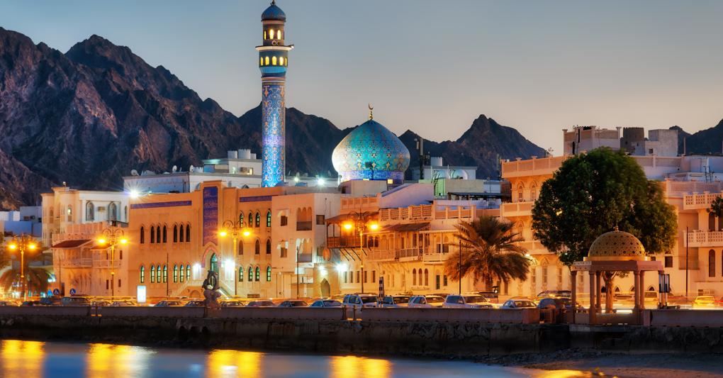Muscat. La capitale del Sultanato della Penisola arabica offre molte attrazioni, dalla Royal Opera House, la prima nell'area del Golfo, al Museo Nazionale, aperto nel 2013 