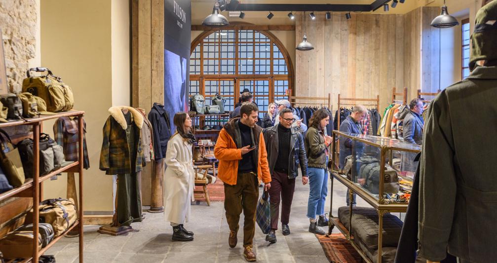 Visitatori fra gli stand di Pitti Immagine Uomo 103 a Firenze 
