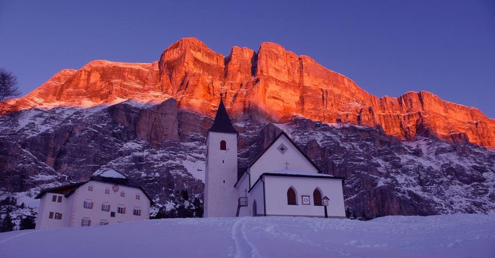 La chiesa di Santa Croce a Badia, del 1484, luogo sacro  per i ladini della Val Badia 