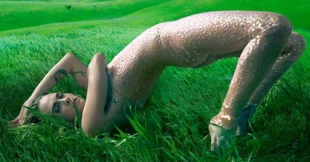 Cara Delevigne indossa la tuta con bio-paillettes di Stella McCartney sulla cover di Vogue America  