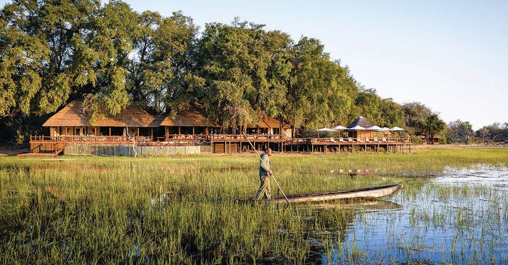 Il Sanctuary Chief's Camp sul delta dell'Okavango, nella riserva  di Moremi  in Botswana:  gli ospiti possono esplorare la zona  a bordo del mokoro, la canoa  tradizionale 