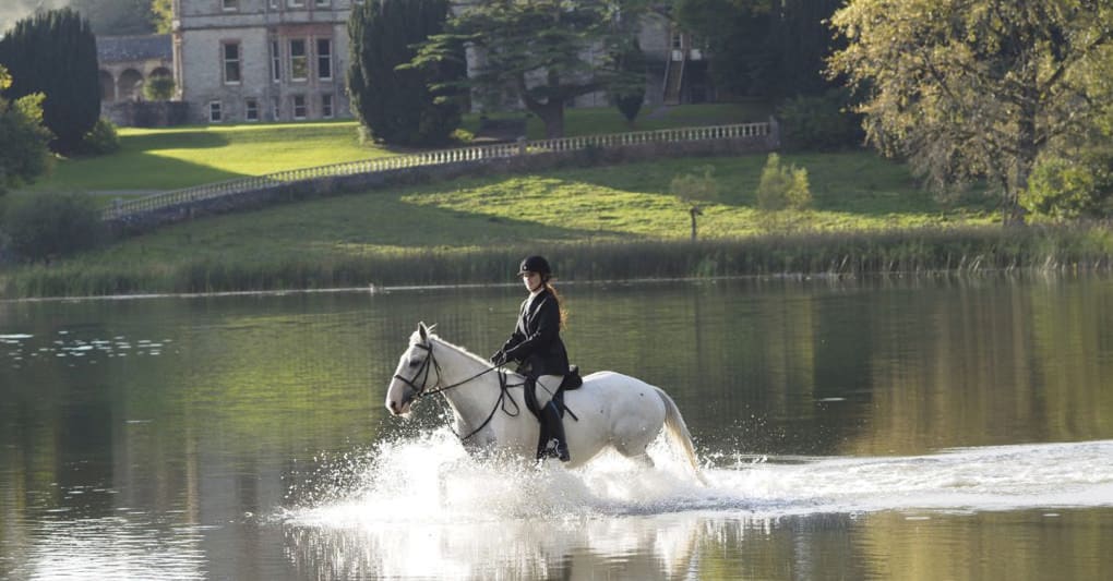 I corsi d’acqua di fronte a Castle Isle, a un’ora e mezza da Dublino, Nel castello hanno soggiornato, tra gli altri William Butler Yeats. Bono, il frontman della band irlandese U2, e Paul McCartney 