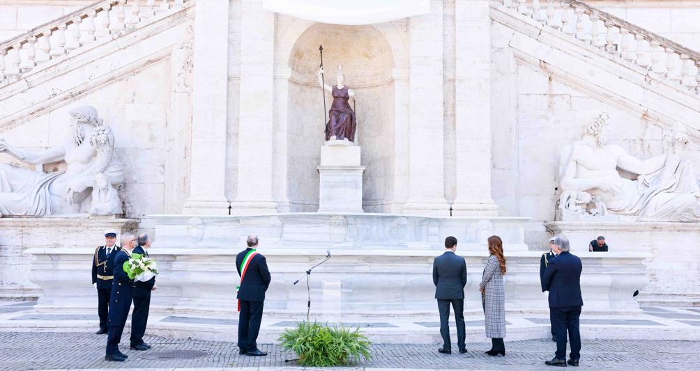 Il disvelamento del restauro della Fontana della Dea Roma in piazza del Campidoglio a Roma  