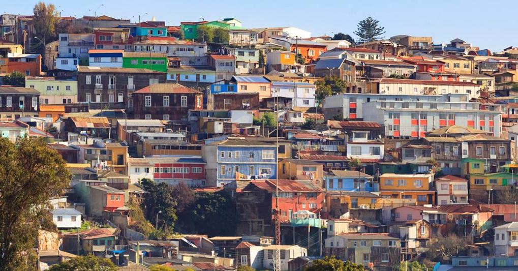 Panorama delle tipiche case colorate di Valparaíso, importante città portuale sulla costa cilena.  