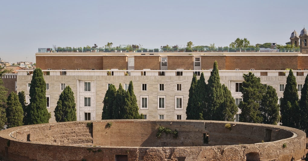 Il nuovo Bulgari Hotel Roma, inaugurato il 9 giugno, a Piazza Augusto Imperatore, dove sorgono i resti del Mausoleo del I secolo. Dispone di una Spa da 1.500 mq e di una Biblioteca  con volumi dedicati alla storia e all’arte della città, aperta anche al pubblico su appuntamento 