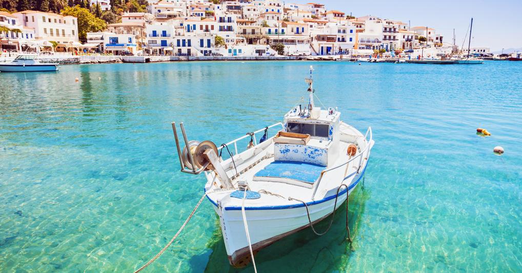 Il  porto di Batsì,  ad Andros, tipico villaggio di pescatori, dove stanno aprendo interessanti ristoranti e locali 