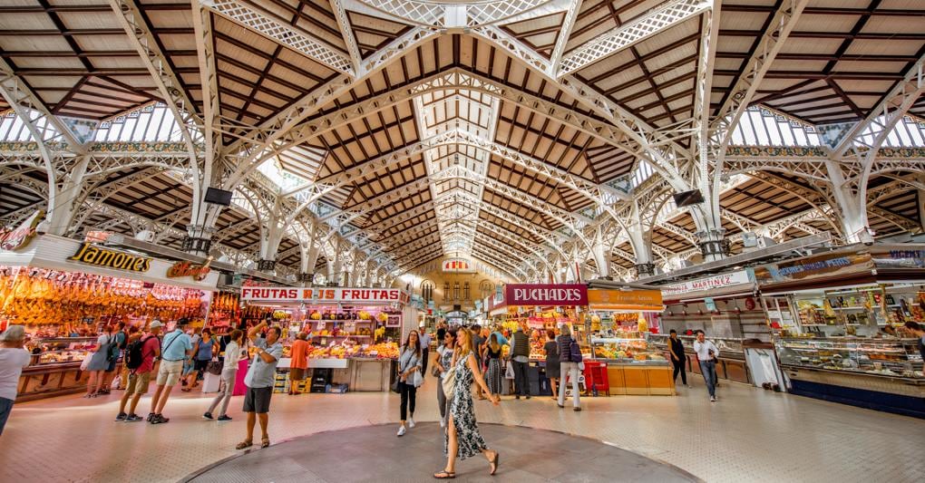 Il Mercado Central, in stile modernismo valenciano, è uno dei più grandi mercati di prodotti freschi d’Europa 