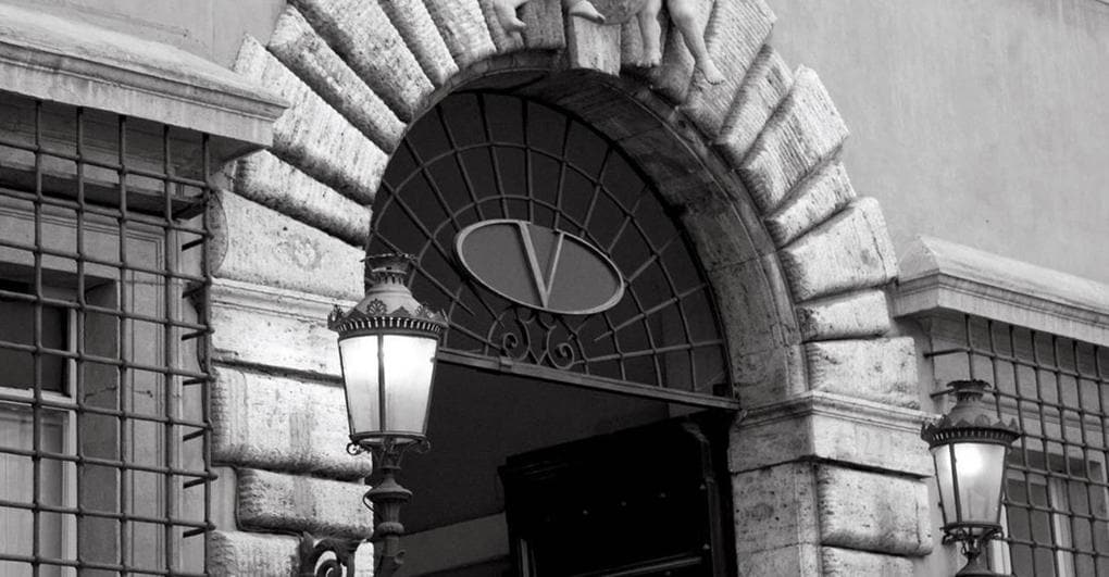 L’ingresso della maison Valentino a Palazzo Mignanelli, Roma 