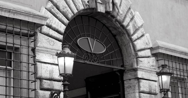 L’ingresso della maison Valentino a Palazzo Mignanelli, Roma