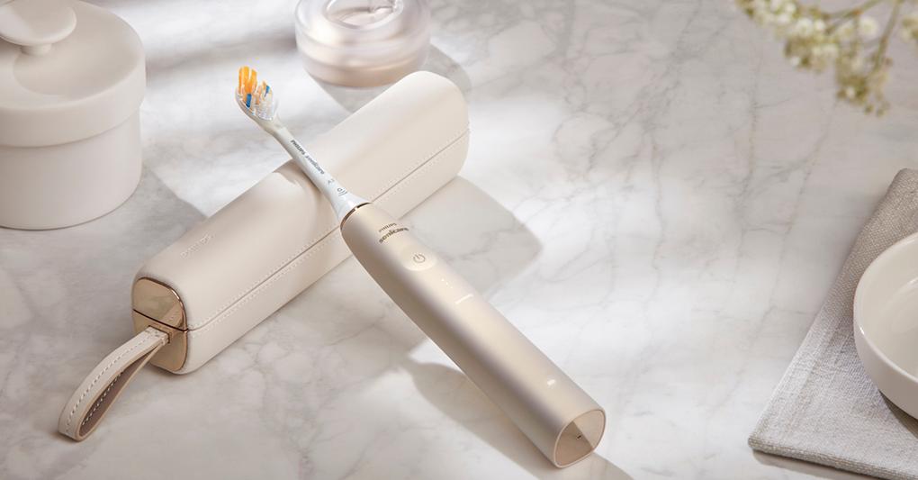 Philips Sonicare 9900 Prestige - È dotato di sensori integrati che rilevano la pressione esercitata sui denti e sulle gengive durante lo spazzolamento, inoltre ha una tecnologia SensIQ che adatta la pressione se eccessiva.  