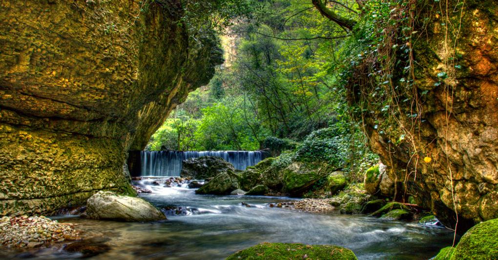 Abruzzo. Una vista della Riserva Naturale della Valle Dell'Orfento nel Parco della Majella vicino Caramanico dove da alcuni anni sono organizzate sessioni  di forest bath 