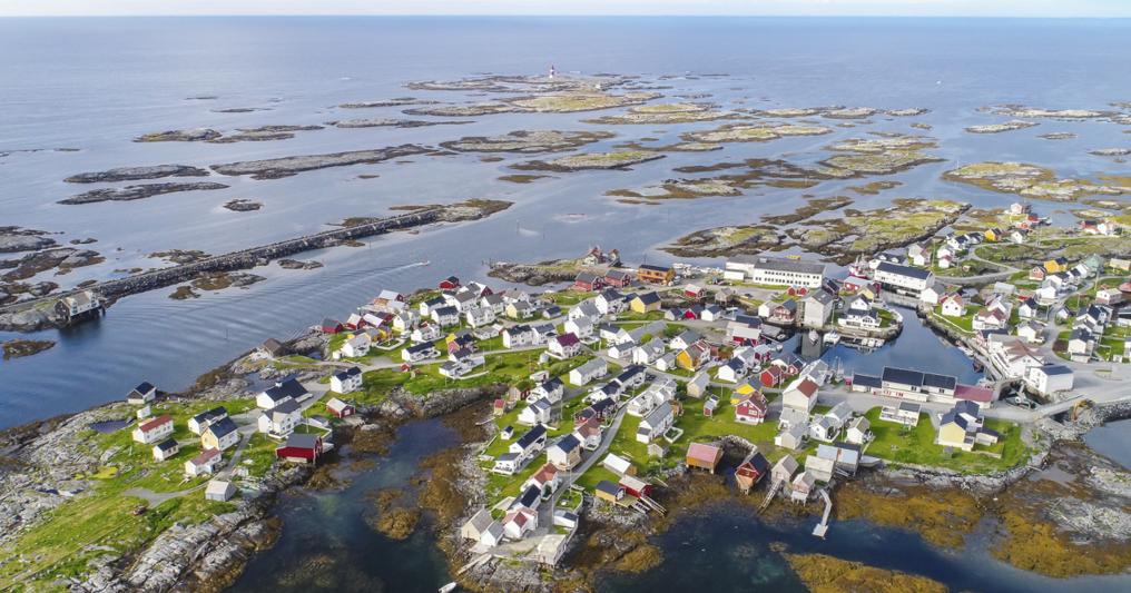 Il villaggio di  Veiholmen fa parte delle isole Smøla ed è caratterizzato dalle case di assi dipinte in rosso e giallo, per renderle visibili anche durante i lunghissimi  inverni 
