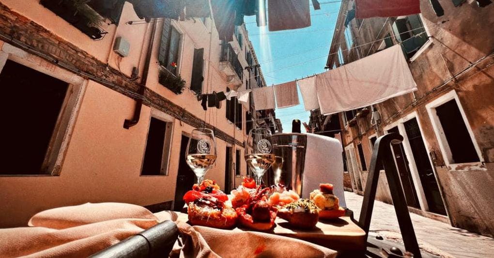 “Cicchetti” serviti da La Barrique, enoteca accanto ai Giardini della Biennale (foto: Alvise Vianello) 