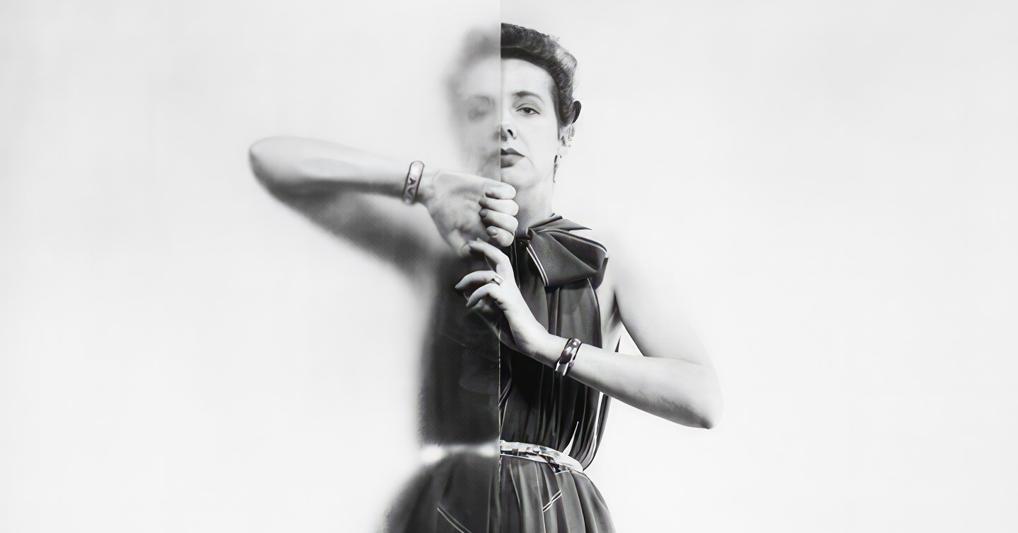 Nella locandina della mostra, Claire McCardell indossa il suo “Future dress”, 1945. Photo by Erwin Blumenfeld. © The Estate of Erwin Blumenfeld 2023 