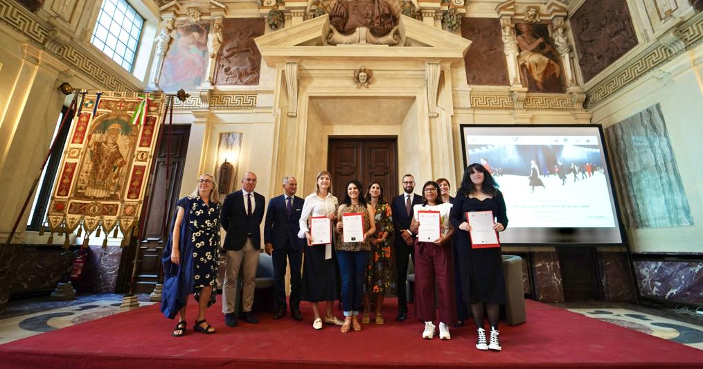 Le vincitrici delle borse di studio, i rappresentanti delle quattro scuole di moda coinvolte, l’ass.Alessia Cappello e Leonardo Ferragamo 