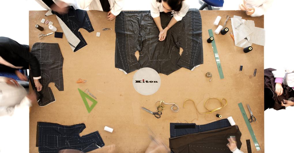 Mani sapienti. Un tavolo di lavoro della scuola di Alta Sartoria Kiton di Napoli 