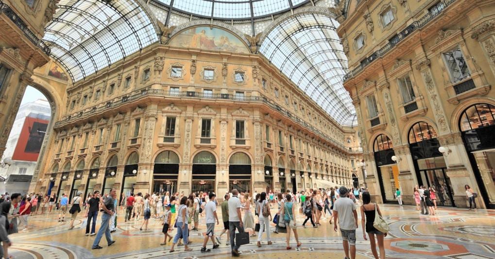Spinta dai turisti. Il ritorno nei luoghi chiave dello shopping europeo, come la Galleria a Milano, è legato alla voglia di fare shopping in negozio 