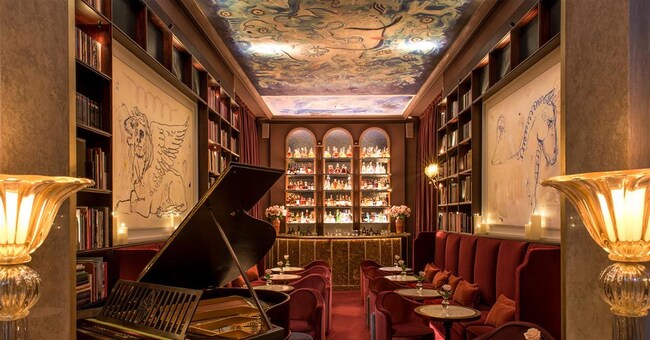 The Library, il bar del Nolinski. Alle pareti oltre 4 mila libri, scelti accuratamente dal libraio  indipendente Anatole Desachy
