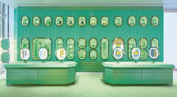Tonalità distintive. Il nuovo concept  dei negozi Swarovski passa anche  dall’armonia  cromatica il flagship store inaugurato alla vigilia della settimana del design di Milano, con diverse vetrine su corso Vittorio Emanuele
