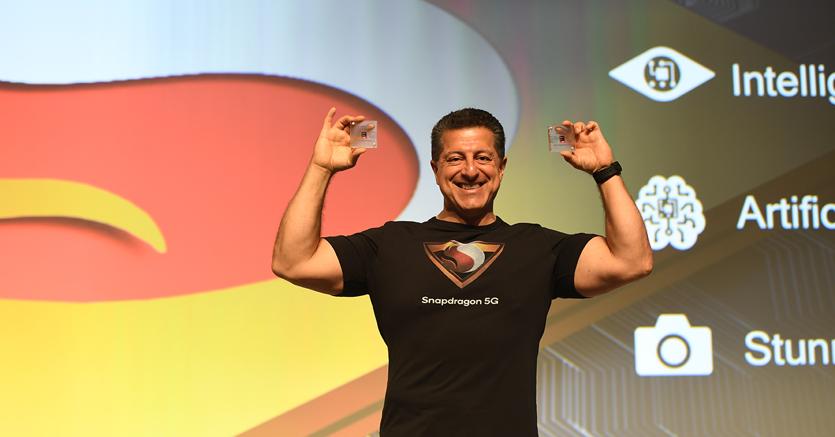 Alex Katouzian, vicepresident Qualcomm responsabile dei processori, mostra alla platea di Maui (Hawaii) il nuovo Snapdragon 855