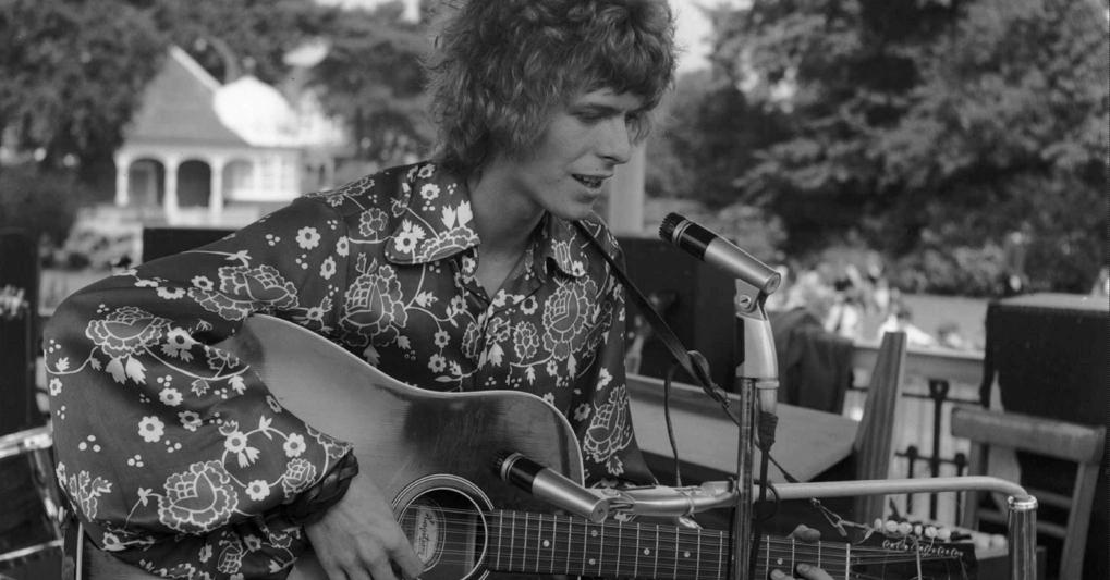 David Bowie nell’agosto del 1969, a ridosso dell’uscita di «Space Oddity», tra i pezzi «spaziali» più celebri di tutti i tempi (Fotogramma) 