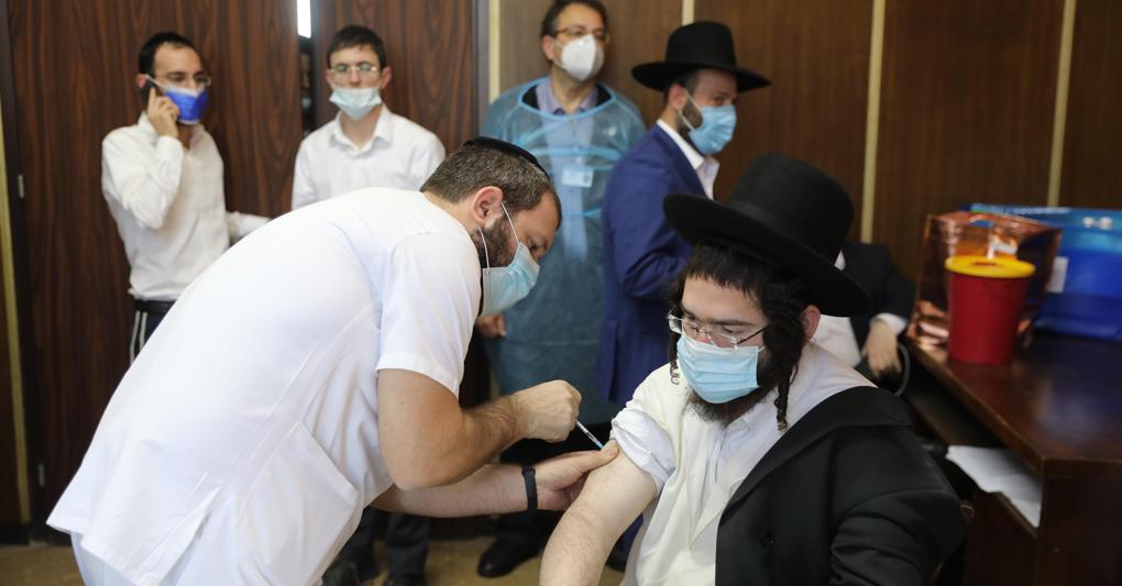 Un centro per le vaccinazioni presso la città di Bnei Brak, in Israele (Afp) 