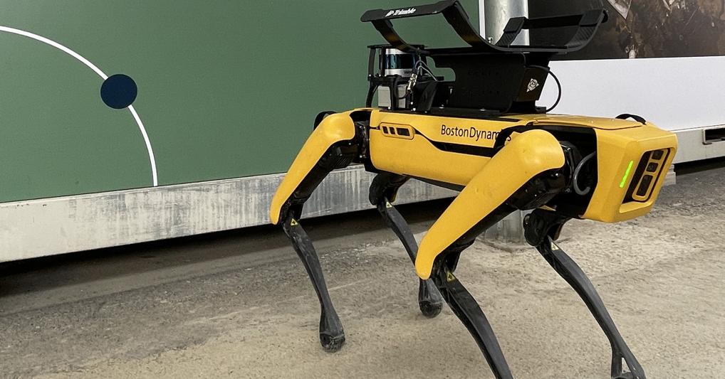 Il cane robot di Boston Dynamics debutta al lavoro in cantiere in