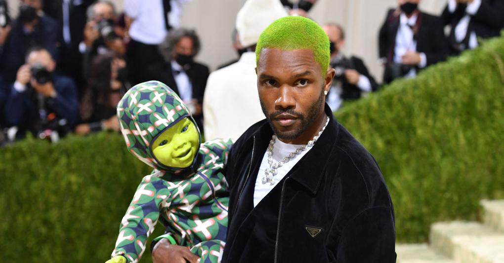 Il cantautore statunitense Frank Ocean con in braccio un bambino-robot: sarà uno dei protagonisti del festival artistico di Coachella Valley in California 