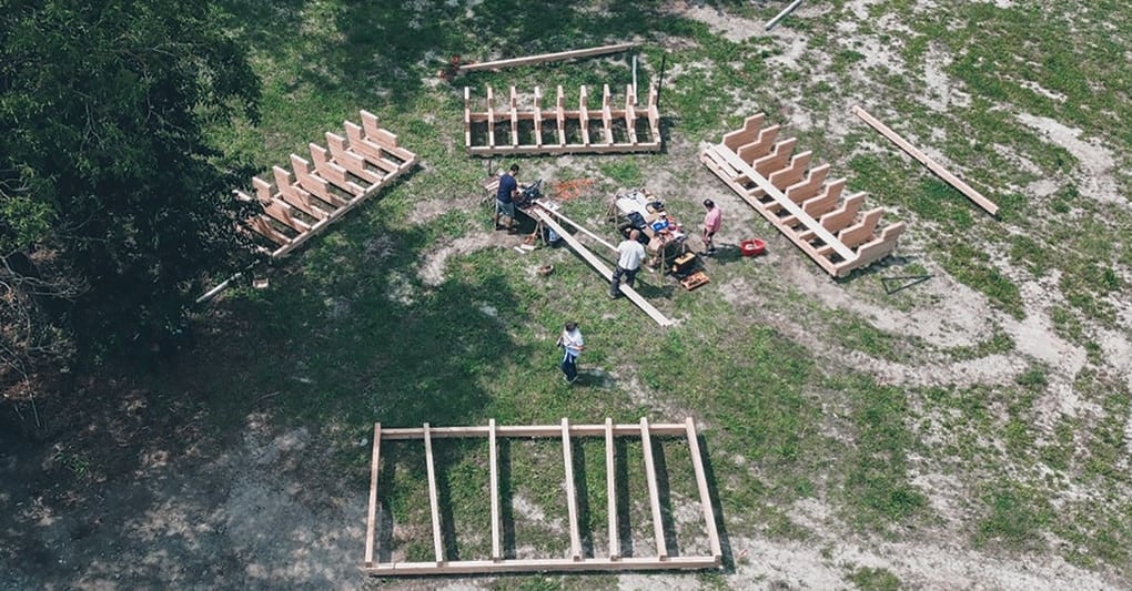 I cittadini di Varano de’ Melegari e i volontari di Dallara al lavoro  per costruire le strutture del parco tra cui un anfiteatro 