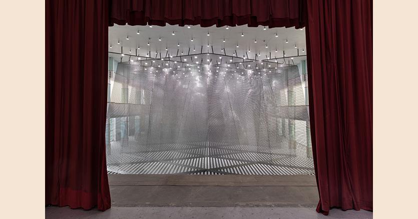 A sei mani, 2018 - di DanieL Buren & Anish Kapoor - lavoro in situ. Vinile adesivo bianco largo 8,7 cm, pvc nero, ferroCourtesy the artist and GALLERIA CONTINUA, San Gimignano / Beijing / Les Moulins / Habana. Photo Ela Bialkowska, OKNO Studio