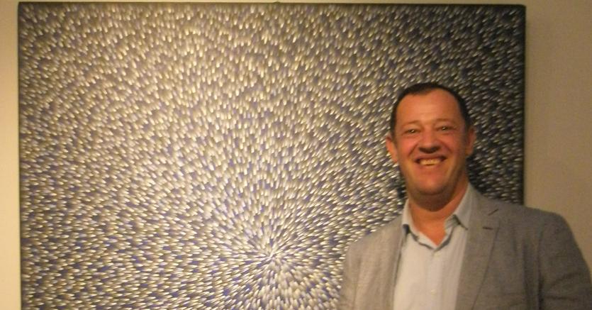 Stéphane Jacob-Langevin accanto a un quadro di Loy Kemarre