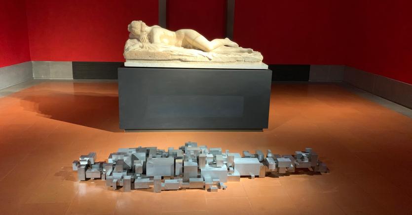 “Settlement”, sul pavimento della sala 43, in dialogo con il celebre 'Ermafrodito dormiente', copia romana di età imperiale da un originale ellenistico del II secolo a.C