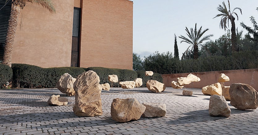 
«La pesanteur et la grâce», 2019  di Fatiha Zemmouri, pietra grezza, schiuma PU e vetro, dimensioni variabili 