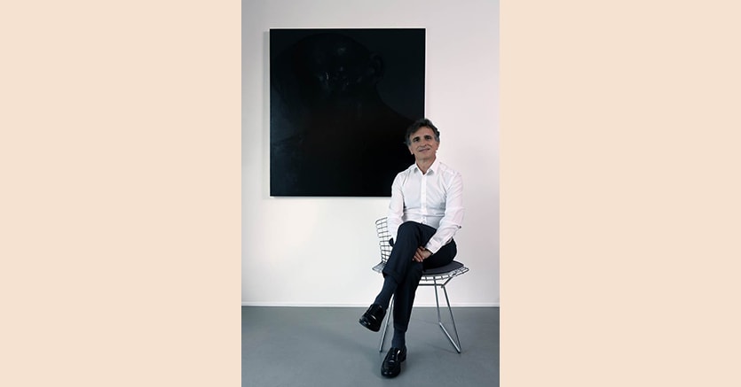 Antonio Coppola davanti ad un dipinto di Giuliano Sale, “The Big Black”, 2015, olio su tela, Foto credit Roberto Manzotti