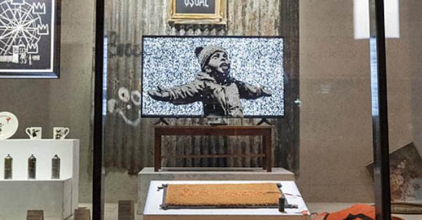 Fila Davanti Al Pop Up Shop Di Banksy In Attesa Degli Acquisti