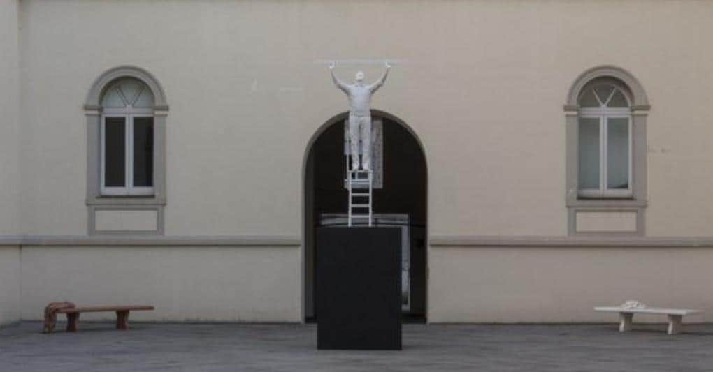 Jan Fabre, L’uomo che misura le nuvole (Museo Madre di Napoli) 