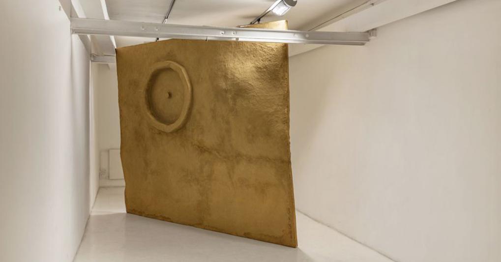 Scultura in terra, resina e bronzo - 300 x 375 x 6 cm - Libro d'artista - tecnica mista su carta, acciaio e basalto, 71 x 53 x 7 cm  (Foto: Andrea Veneri, courtesy Fondazione Pastificio Cerere e Margherita Moscardini) 