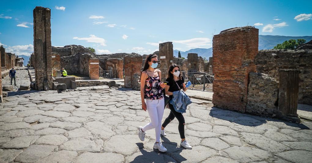 Visitatori agli scavi di Pompei (Ansa) 