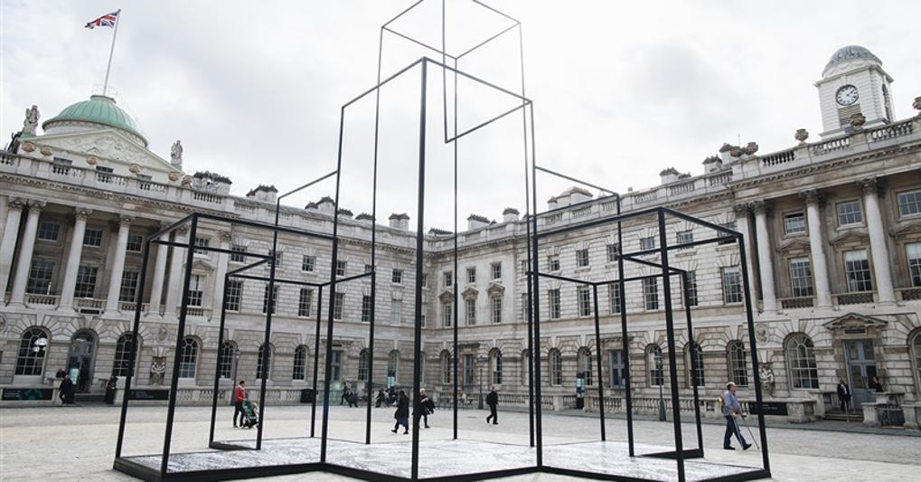 L'installazione The Fortress di Kiluanji Kia Henda nel cortile della Somerset House in occasione della fiera 1-54 a Londra nel 2019 (Katrina Sorrentino, Courtesy) 