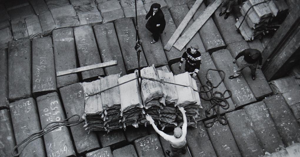 Lisetta Carmi, Scarico merci, dalla serie Genova-Porto, 1964. © Lisetta Carmi-Martini & Ronchetti 