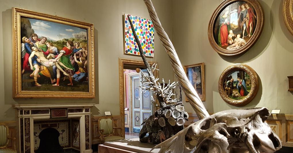 Teste di unicorno (argento, bronzo e citrino, 2010) e Pala Baglioni di Raffaello Sanzio. ARCHEOLOGY NOW di Damien Hirst. Galleria Borghese-Roma (Ph.LTraversi)  