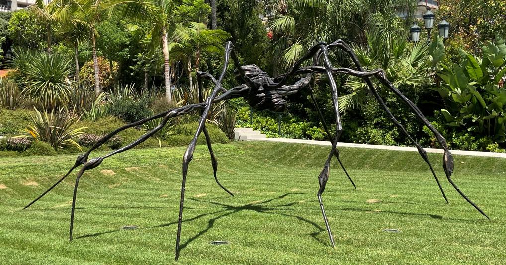 Opera di Louise Bourgeois in esterni a Monaco 
