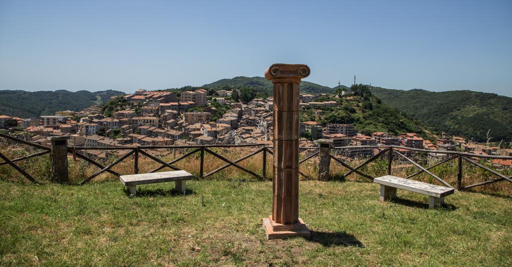 L’installazione di Zhanna Kadyrova a Tolfa nel Lazio, crediti fotografici: Monkeys Video Lab 
