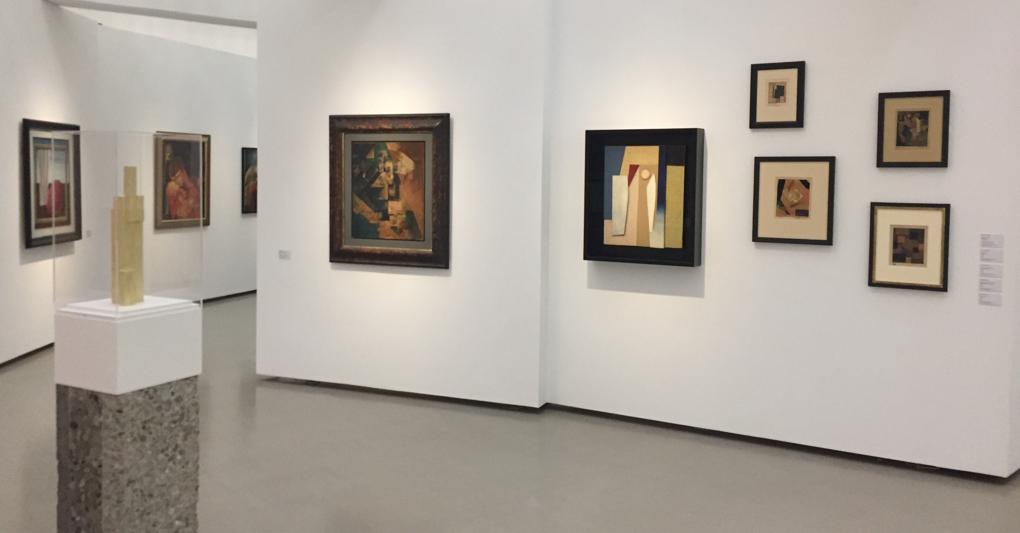 Nuova Galleria Merz @ Heine Onstad, Oslo: in primo piano 7 opere di Kurt Schwitters, a sinistra opera surrealista di Magritte 