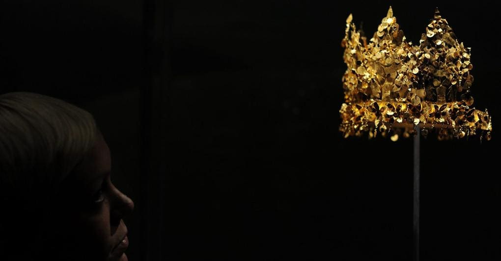 La corona ripiegabile di Tillya-Tepe dalla mostra “The Bactrian Hord” , British Museum (2011) - Foto di Ben Stansall/ AFB via Getty Images  