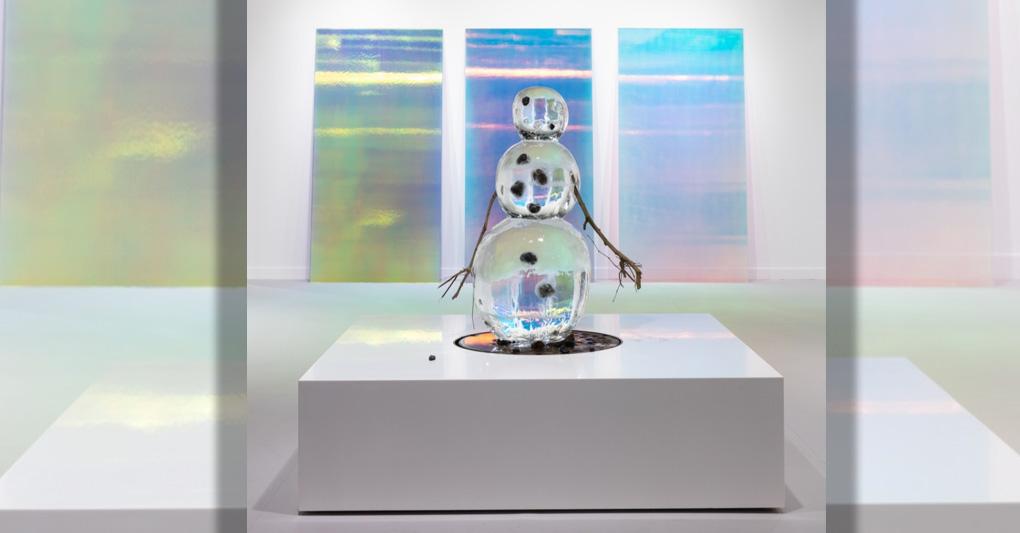 Philippe Parreno, “Iceman in Reality Park”, 1995-2019, ghiaccio scolpito, legnetti, materiali vari e installazione sonora, 115 cm d’altezza, ed. di 5. L’opera di Parreno è in vendita da Esther Schipper è stata tra le più acclamate di Fiac. (Crediti fotografici: Andrea Rossetti) 